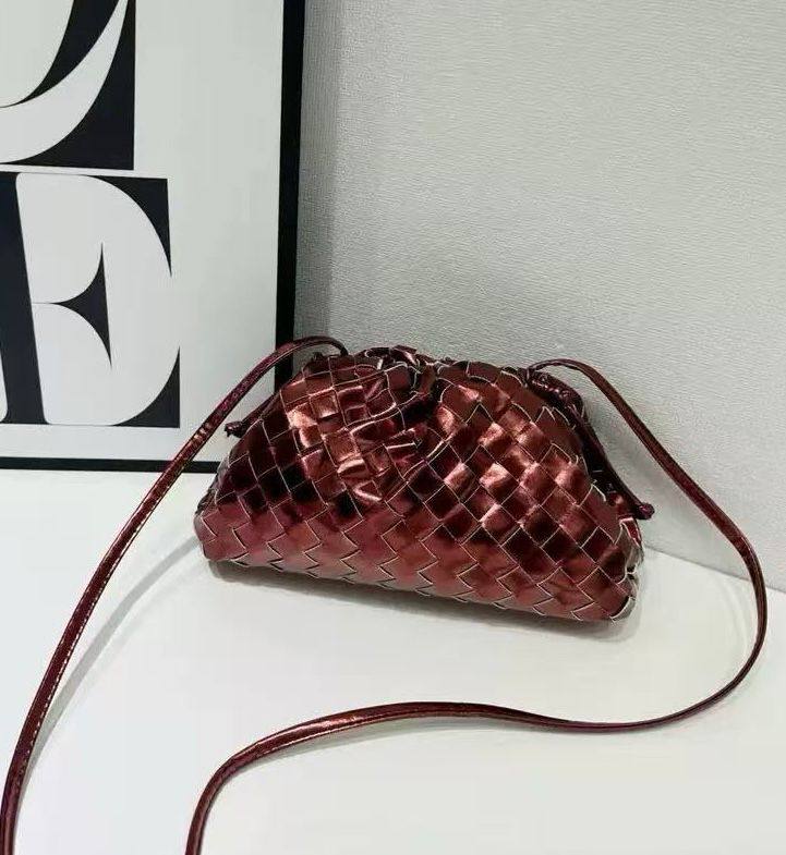 BOTTEGA NEW CAME GOOD QUALITY WITH BOX 
105 dhs🇦🇪🇦🇪

Zain39
♥️♥️♥️