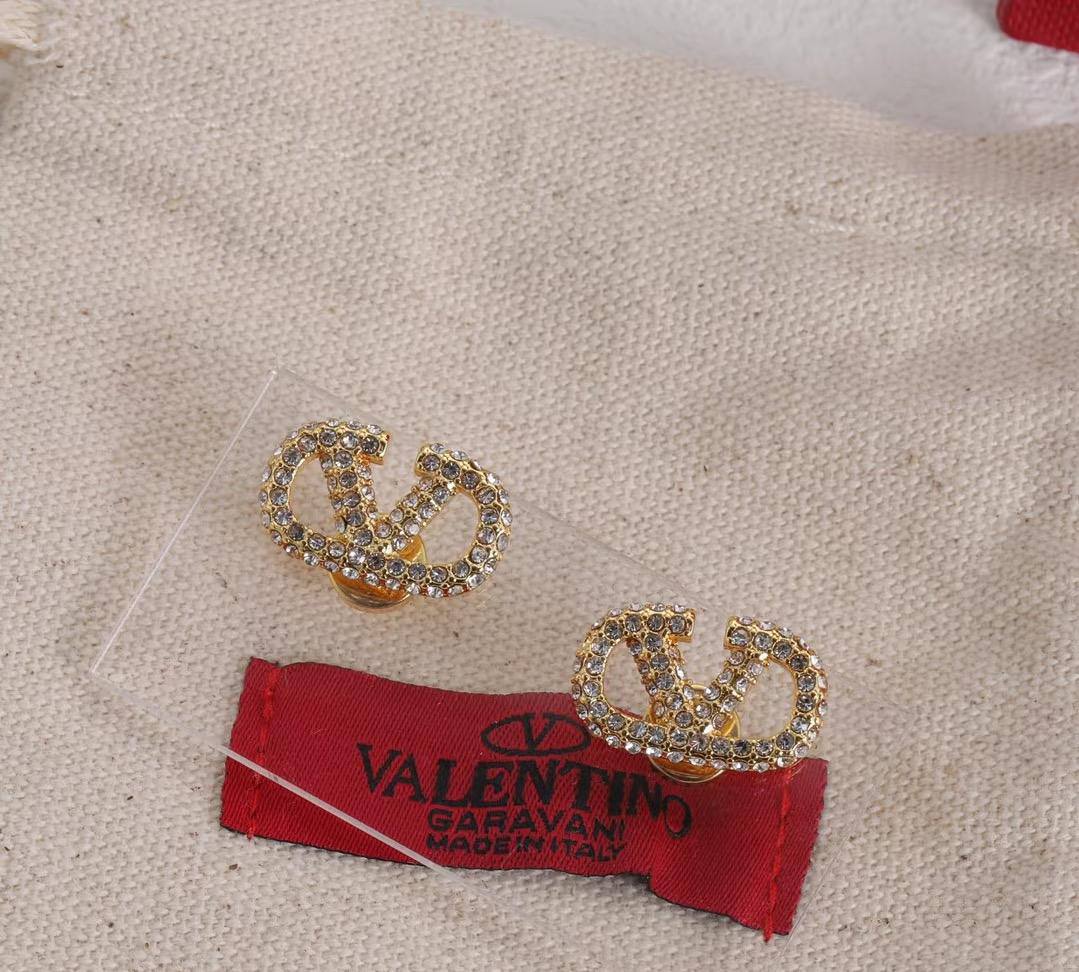Valentino set* 🌷
Necklace 
Bracelet 
Earrings 
*Master Quality* 💕

150 dhs🪙💚 NORMAL BOX 📦
🎁🎁🎁

Zain48
♥️♥️♥️