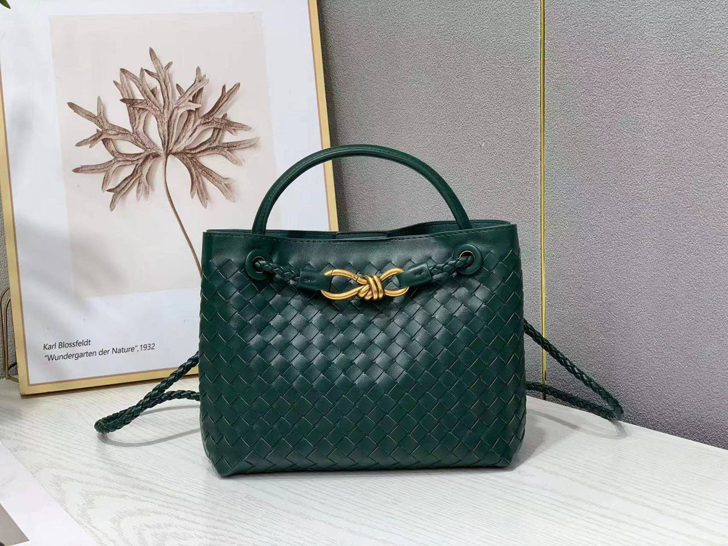 Bottega veneta  

with box 
🎁🎁🎁

100 dhs❤️

Zain177
♥️♥️♥️