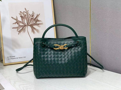 Bottega veneta  

with box 
🎁🎁🎁

100 dhs❤️

Zain177
♥️♥️♥️