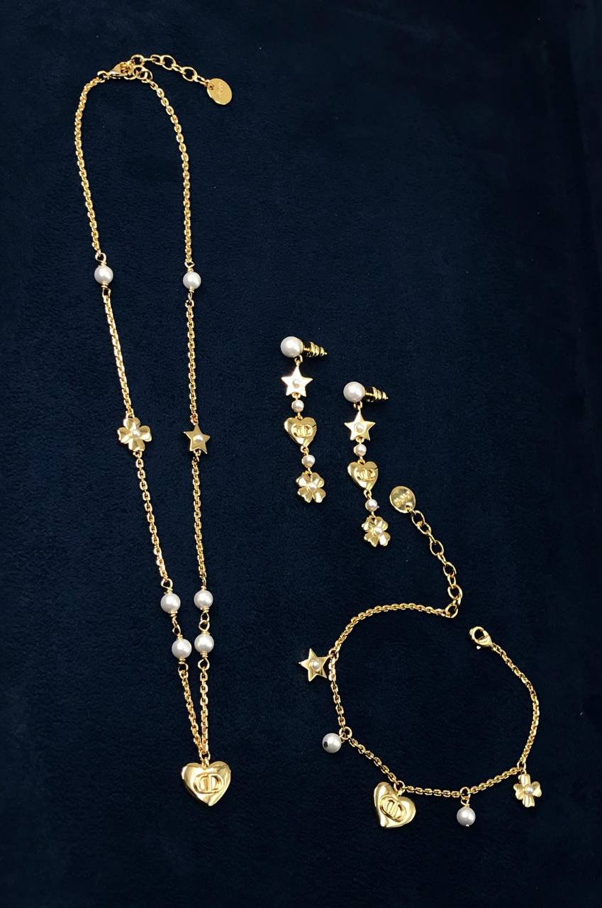 DIOR 🤍
* *New Collection*  
* D I O R with Logo®️Pearl & Swaroviski Stone full Set 
* ⁠Necklace 
* ⁠Earings
* ⁠Bracelet 
↗️ *Super Master Quality ®️*
For Price 👇 WTSP Text Zain 0568585901

Zain106
♥️♥️♥️