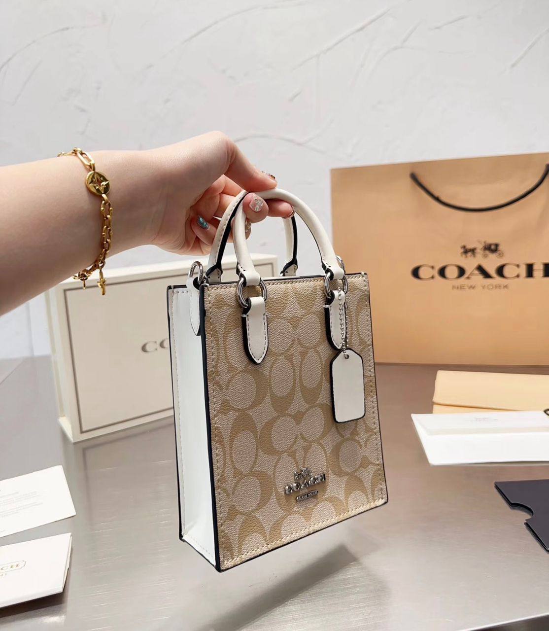 Coach
80 dhs💓

Zain35
♥️♥️♥️