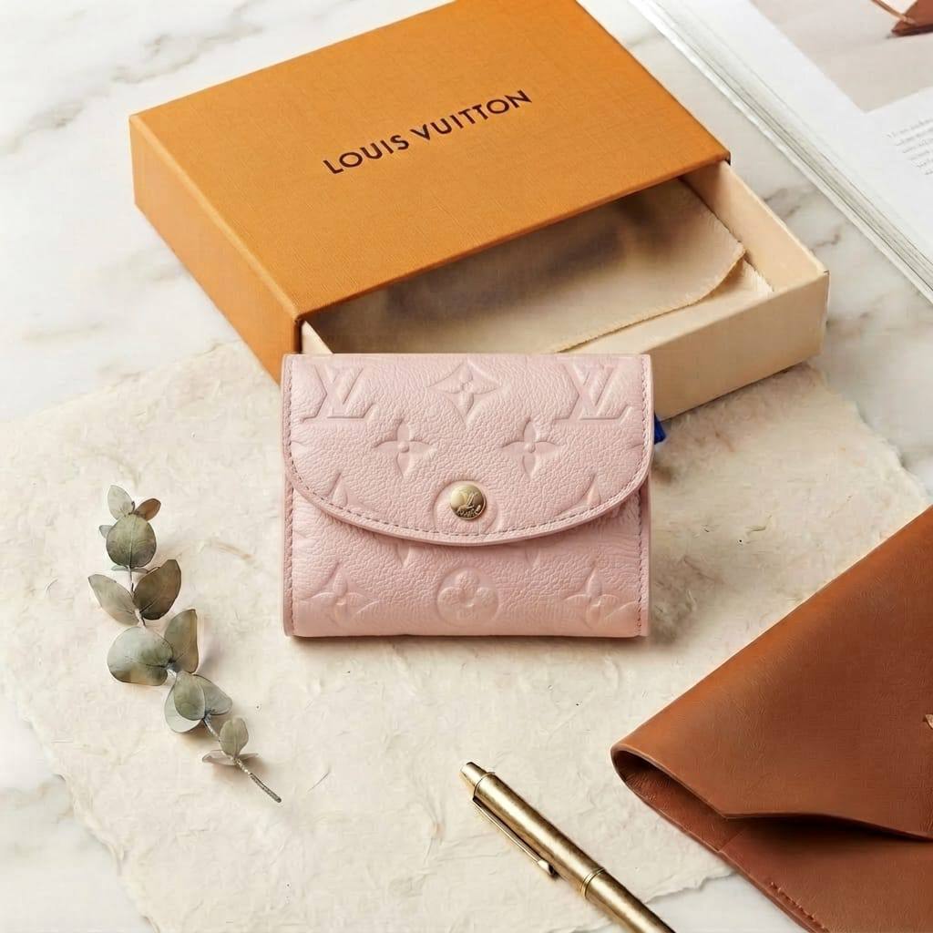 LV
SMALL WALLET
ᴛʀɪ- ғᴏʟᴅ ᴢɪᴘᴘᴇʀ ᴀɴᴅ ᴄᴀʀᴅ
ᴇᴍᴘʀᴇɪɴᴛᴇ/ᴍᴏɴᴏɢʀᴀᴍ
ɢᴏʟᴅ ʜᴀʀᴅᴡᴀʀᴇ
sɪᴢᴇ : 12.5  cm
ᴡɪᴛʜ BOX

45 dhs✅

Zain31
♥️♥️♥️