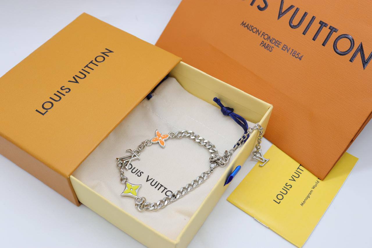 LV 
Master Bracelet 

90 dhs🪙🌨️

Zain32
♥️♥️♥️