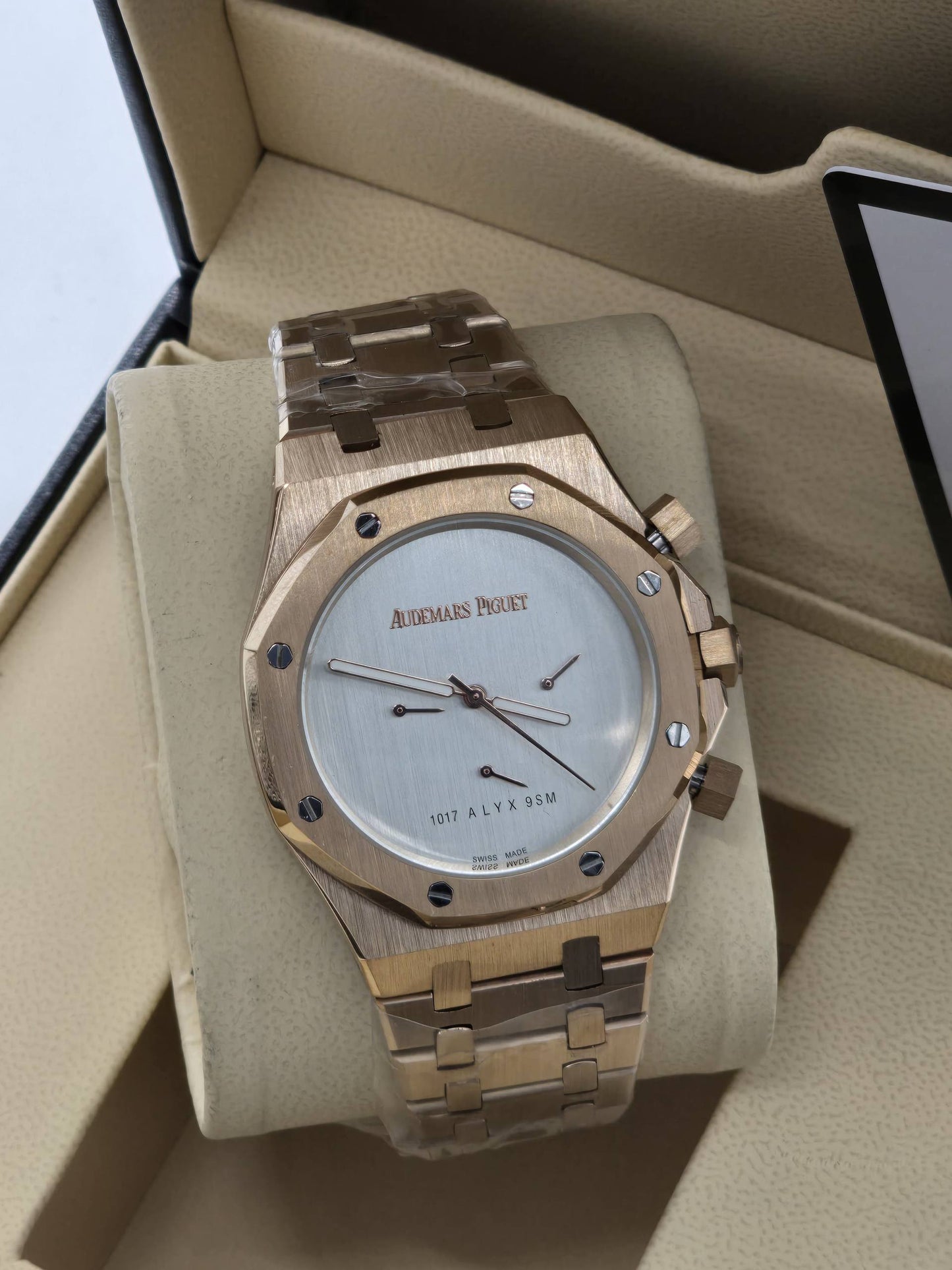 Ap Men Good quality
*battery*
*chronograph working*
240 dhs❣️

Zain29
♥️♥️♥️