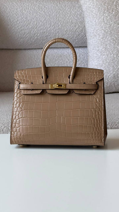 Hermes
Birkin croc 25cm💕master quality😍with box❤️
750 dhs✅

Zain52
♥️♥️♥️