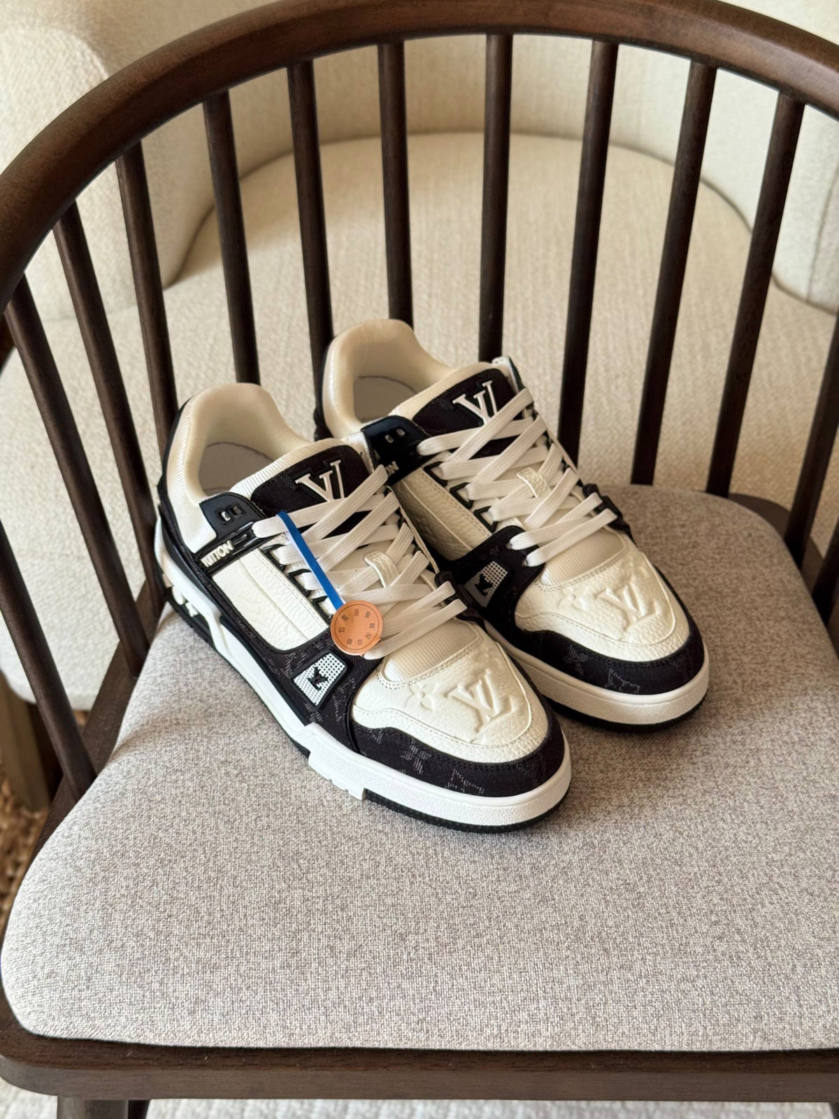 LV Sneaker 

AAA Quality

 size:40 to 46 

560 dhs🇦🇪🇦🇪

Zain185
♥️♥️♥️