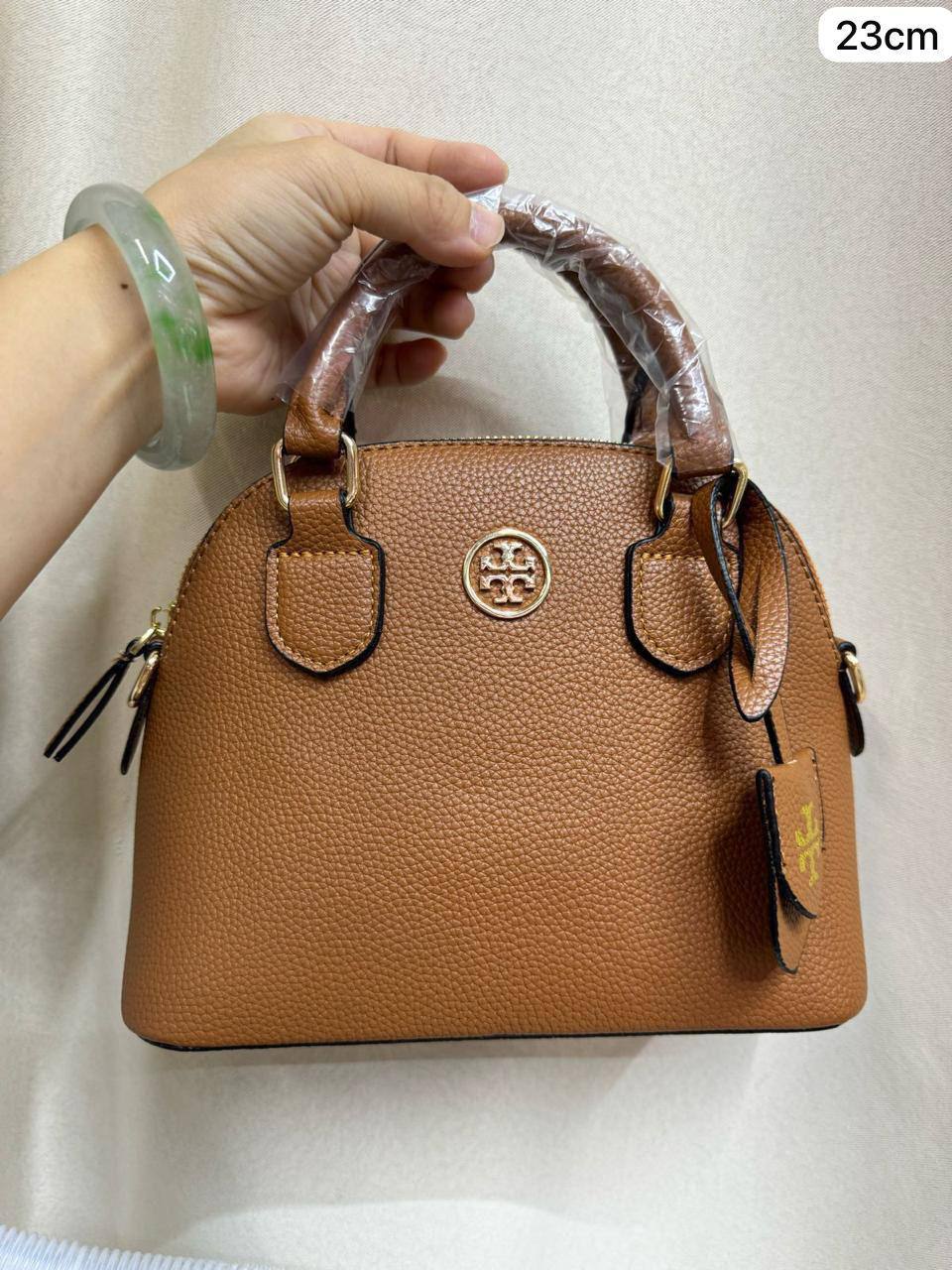 🎉 Offer 🎊  Tory Burch

Size :  23 ~ 20 cm

85 dhs🇦🇪

with box🎁

Zain115
♥️♥️♥️