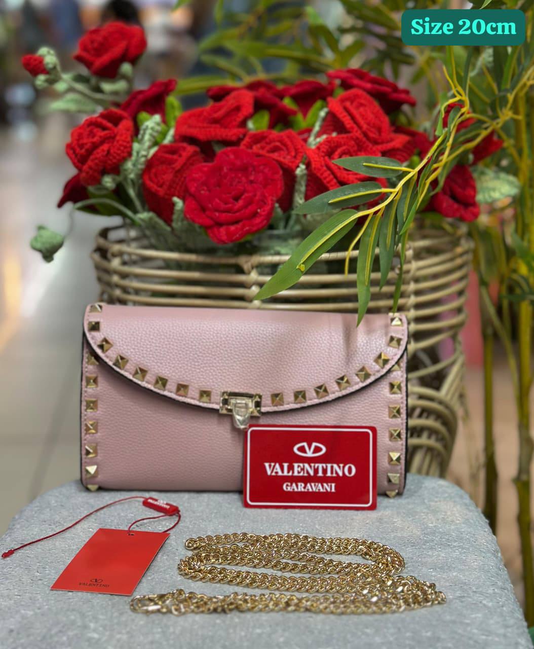 Valentino
Good quality 

with box 🎁🎁🎁

115 dhs💓

Zain186
♥️♥️♥️