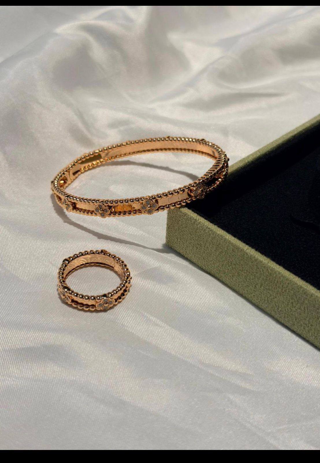 VCA 
Bangle 🦋
Ring 💍 size available 👇
6,7,8,9
Master quality 💯
With normal boxes 📦 
130 dhs🇦🇪🇦🇪

With master box 📦 
180 dhs🇦🇪🇦🇪

Zain216
♥️♥️♥️