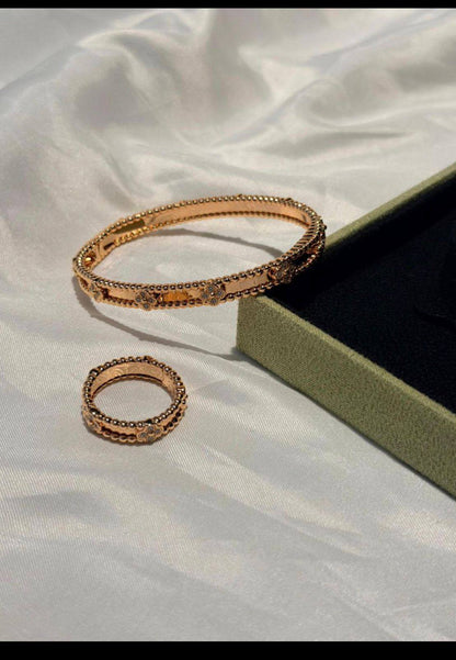 VCA 
Bangle 🦋
Ring 💍 size available 👇
6,7,8,9
Master quality 💯
With normal boxes 📦 
130 dhs🇦🇪🇦🇪

With master box 📦 
180 dhs🇦🇪🇦🇪

Zain216
♥️♥️♥️