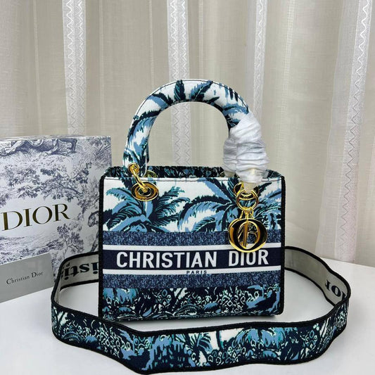 Dior
24 cm 
90 dhs🪙💚

with box
🎁🎁🎁

Zain137
♥️♥️♥️