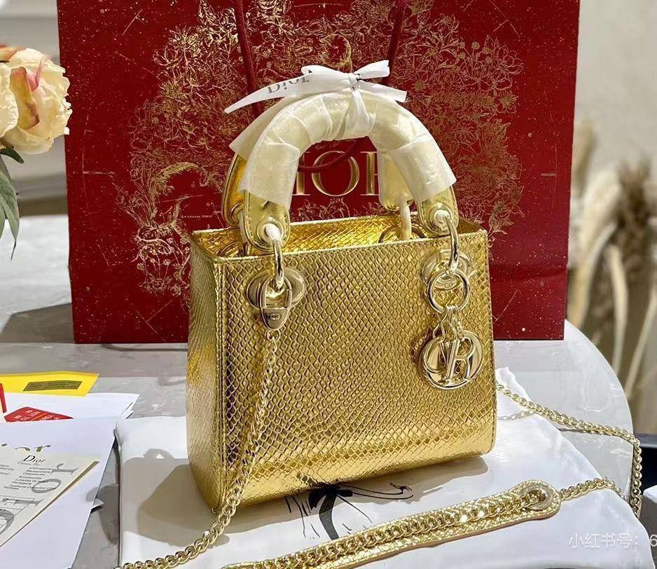 ❤️ Lady Dior 
1️⃣ First quality +🎁
Size : 18 * 14 * 7 cm
95 dhs✅
with box 🎁

Zain115
♥️♥️♥️