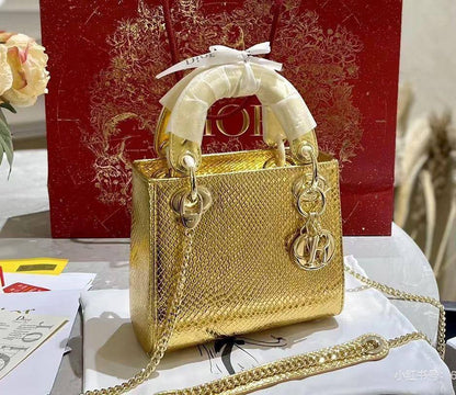 ❤️ Lady Dior 
1️⃣ First quality +🎁
Size : 18 * 14 * 7 cm
95 dhs✅
with box 🎁

Zain115
♥️♥️♥️