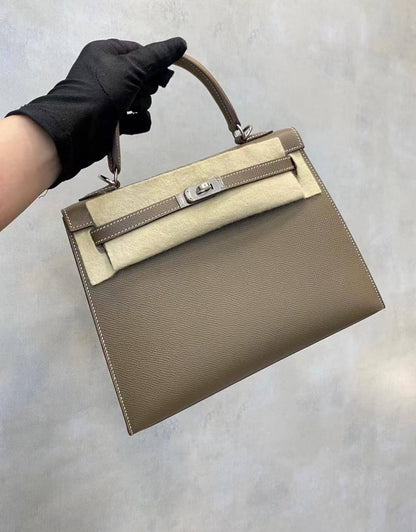 Hermes

115 dhs🌺

with box
🎁🎁🎁

size... 25* 20 cm 

Zain12
♥️♥️♥️