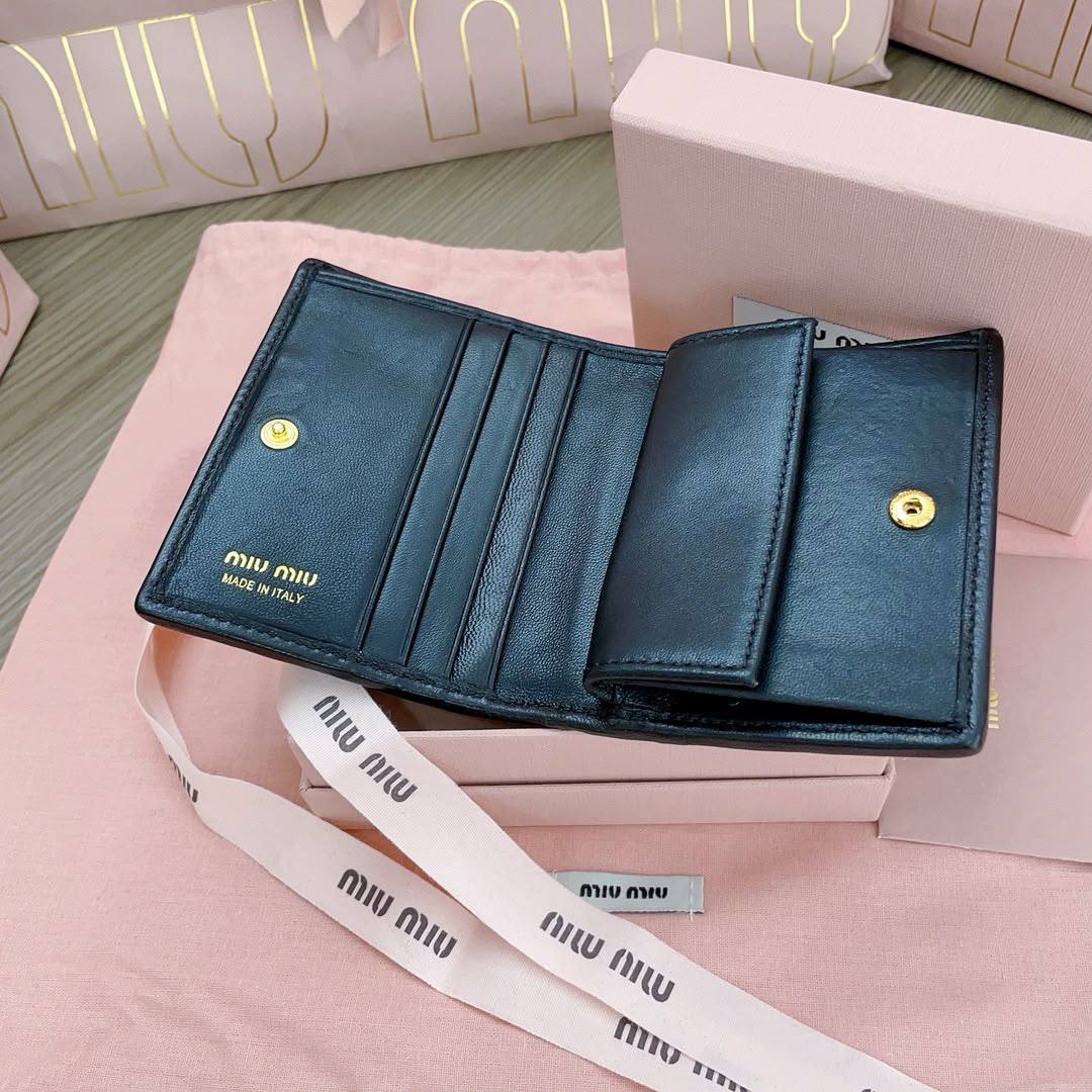 Miu miu

320 dhs🇦🇪🇦🇪🇦🇪

Zain275
♥️♥️♥️