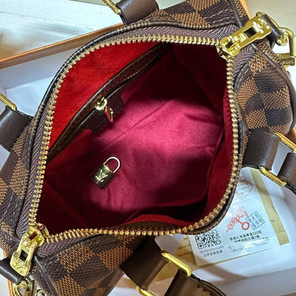 LV SPEEDY SMALL SIZE 
GOOD QUALITY 

WITH BOX 
🎁🎁🎁

85 dhs👑
20cm

Zain39
♥️♥️♥️