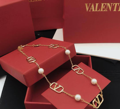 valntino🦋*
Necklace ❤️
Earring 🦋
Master quality 💯
With normal boxes 📦 
115 dhs🪙💚

Zain216
♥️♥️♥️