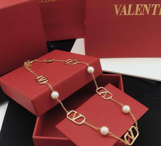 valntino🦋*
Necklace ❤️
Earring 🦋
Master quality 💯
With normal boxes 📦 
115 dhs🪙💚

Zain216
♥️♥️♥️