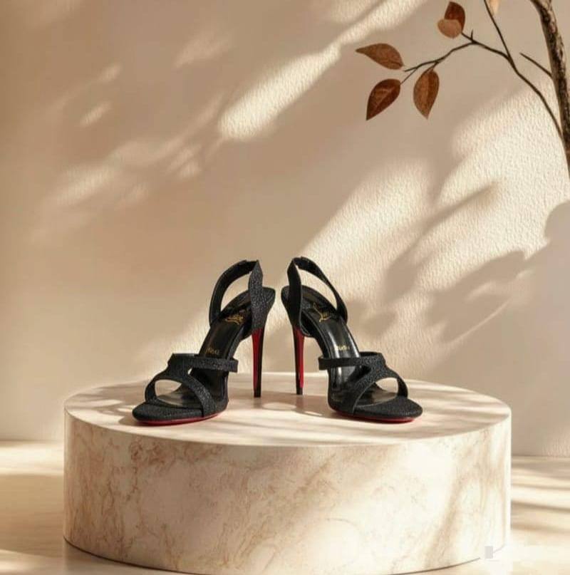 Christian Louboutin
🍁 *SIZE:  36 TO 41*🍁
230 dhs✅

Zain224
♥️♥️♥️