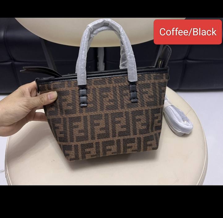 Gucci

90 dhs🇦🇪🇦🇪

with box
size 19cm

Zain26
♥️♥️♥️