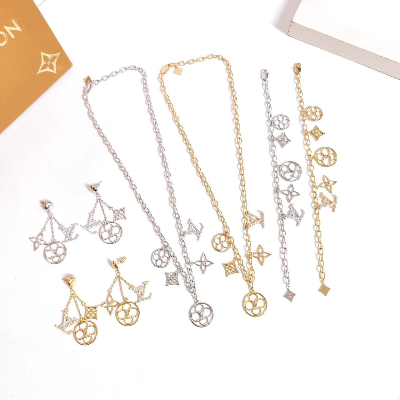 LV
Necklace 💥
Earring🍁
Breslat ❤️‍🔥
Master quality 💯
With normal boxes 📦 
150 dhs🪙💚
With master box 🗃️ 
170 dhs🪙💚

Zain216
♥️♥️♥️