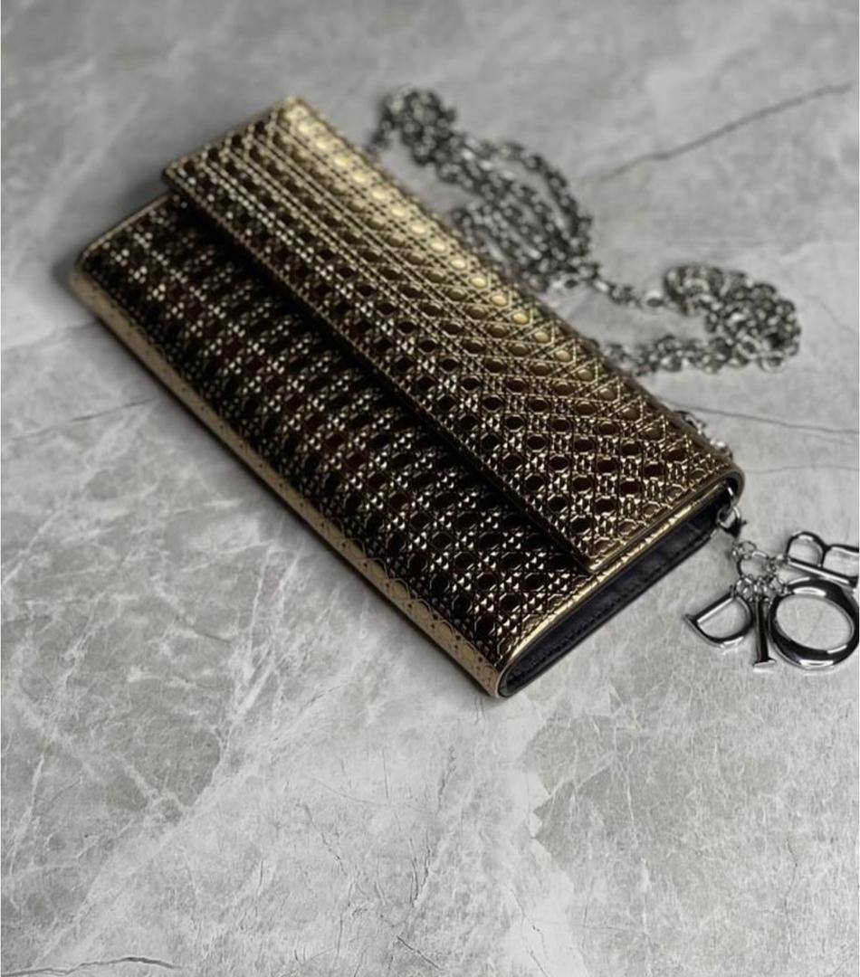 Dior

with box
🎁🎁🎁

95 dhs❣️

Zain35
♥️♥️♥️