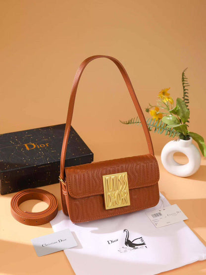 Dior
Best quality
With box’s
🎁🎁🎁

95 dhs❣️
size 22cm

Zain158
♥️♥️♥️