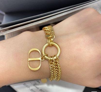 Dior ❤️‍🔥*
Bracelet 🐦‍🔥
Master quality 💯
With normal boxes 📦 
45 dhs💓
With master box 🗃️ 
55 dhs💓

Zain216
♥️♥️♥️