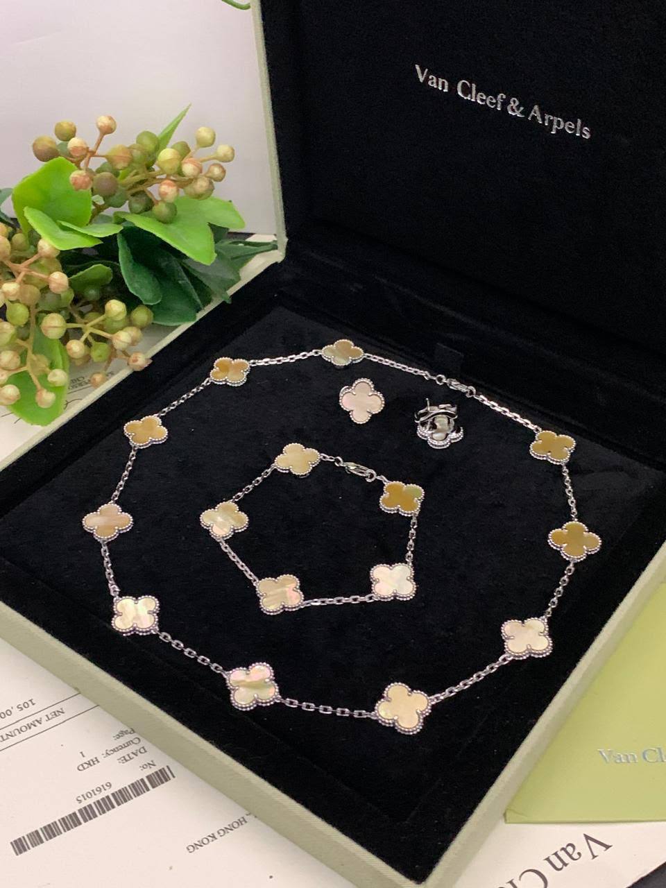 VCA SET
MASTER✨💫
10 FLOWER NECKLACE
5 FLOWER BRACELET
1 FLOWER EARRINGS
WITH BOX AND PAPER BAG🛍️🎁
 230 DHS🇦🇪🇦🇪✨💫
ALL COLORS AVAILABLE

Zain89
♥️♥️♥️