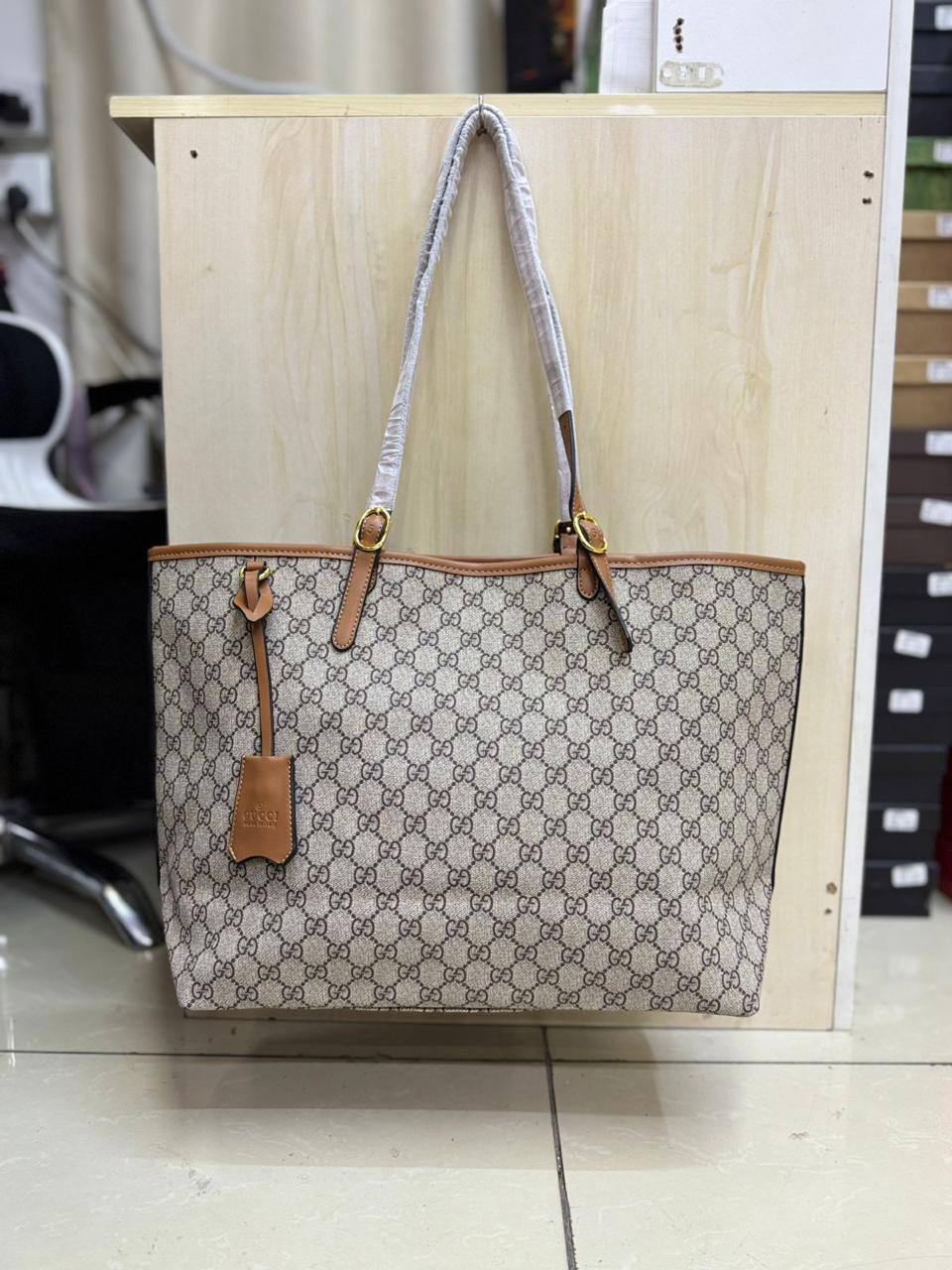 💗 Gucci tote
1⃣️ First quality 
Size: 51 * 32  cm
90 dhs🌺

Zain115
♥️♥️♥️