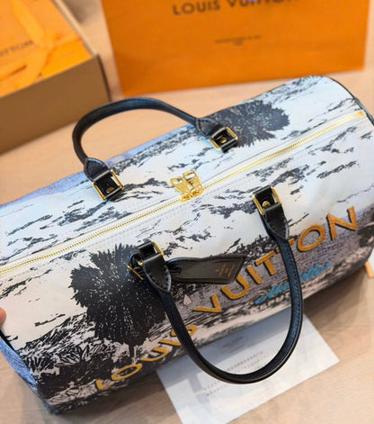 LOUIS VUITTON 

TRAVLLING  BAG


NEW DESIGN 

MASTER QUALITY 

250 DHS……(with leather)

Zain295
♥️♥️♥️