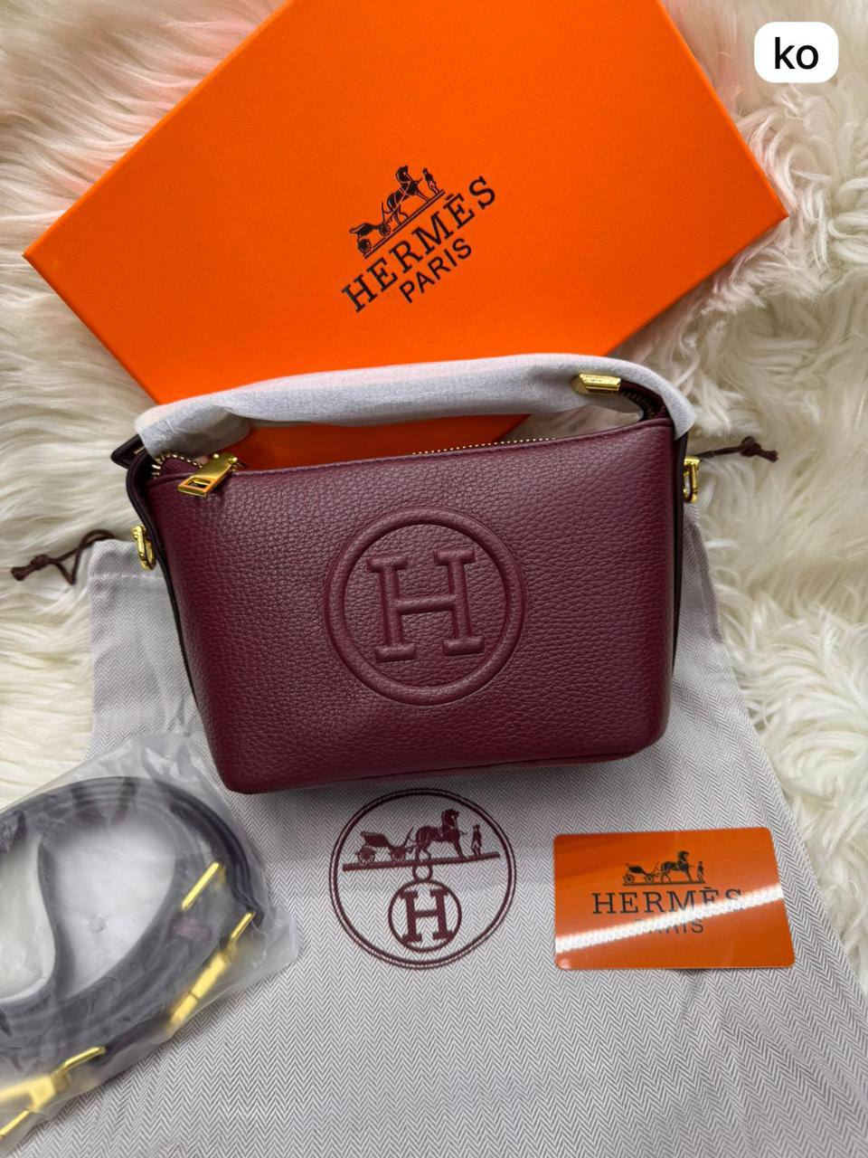 Hermes Brac
size : 17.5 * 13 * 8.5 cm
80 dhs🪙🖤

with box 🎁

Zain115
♥️♥️♥️