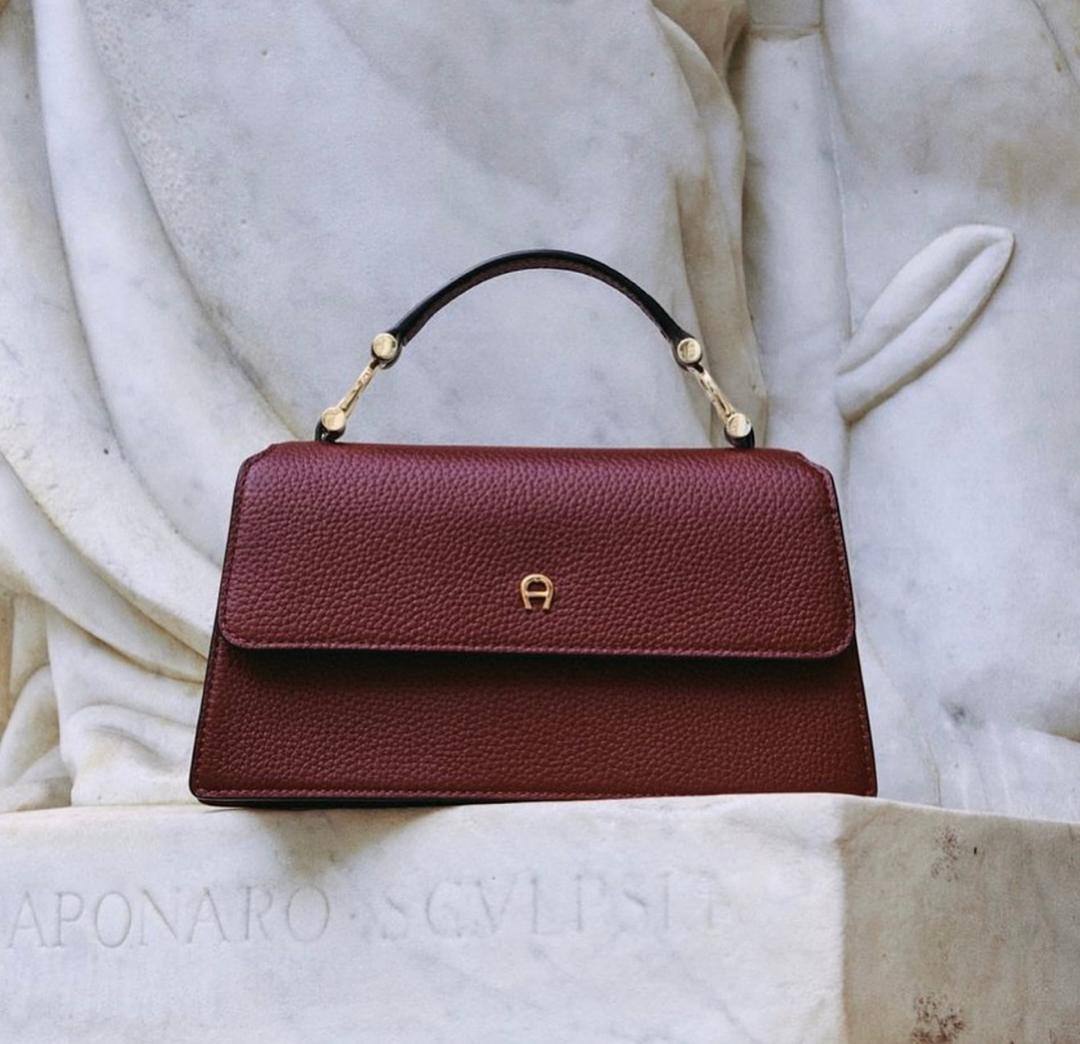 Aigner 

105 dhs🪙🖤
high quality 

With box   
🎁🎁🎁

22cm

Zain26
♥️♥️♥️