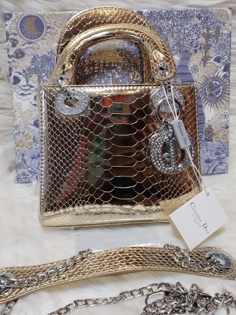 💎 Lady Dior 
1️⃣ First quality +🎁
Logo with diamond💎
Size : 17 * 14 * 7 cm
125 dhs❤️
with box 🎁

Zain115
♥️♥️♥️