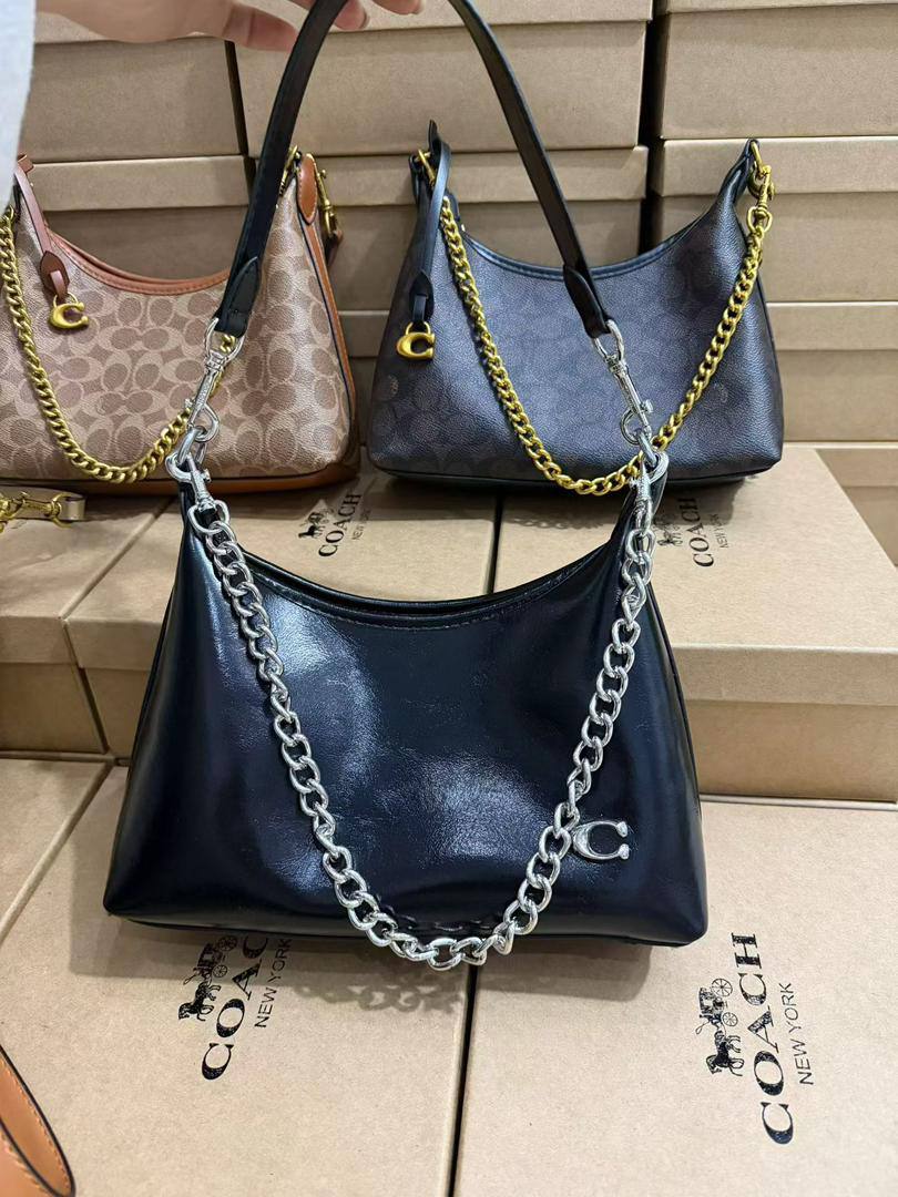 Coach
95 dhs🪙🌨️

SIZE：25cm

Good quality 

with box
🎁🎁🎁

Zain35
♥️♥️♥️