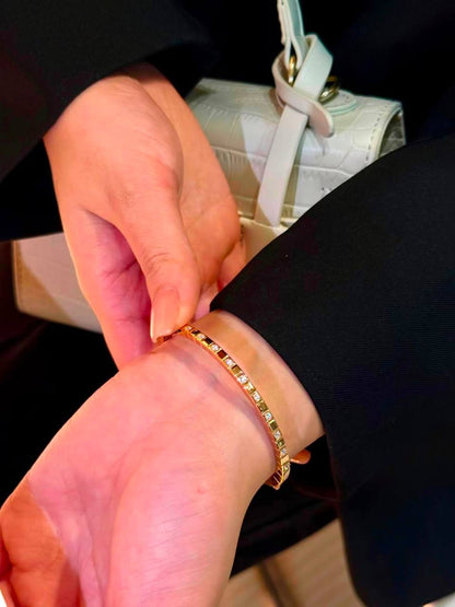 CHOPARD ❤️‍🔥*
Bangle 🐦‍🔥
Master quality 💯
With normal boxes 🗃️ 
80 dhs✅
With master box 📦 
130 dhs✅

Zain216
♥️♥️♥️