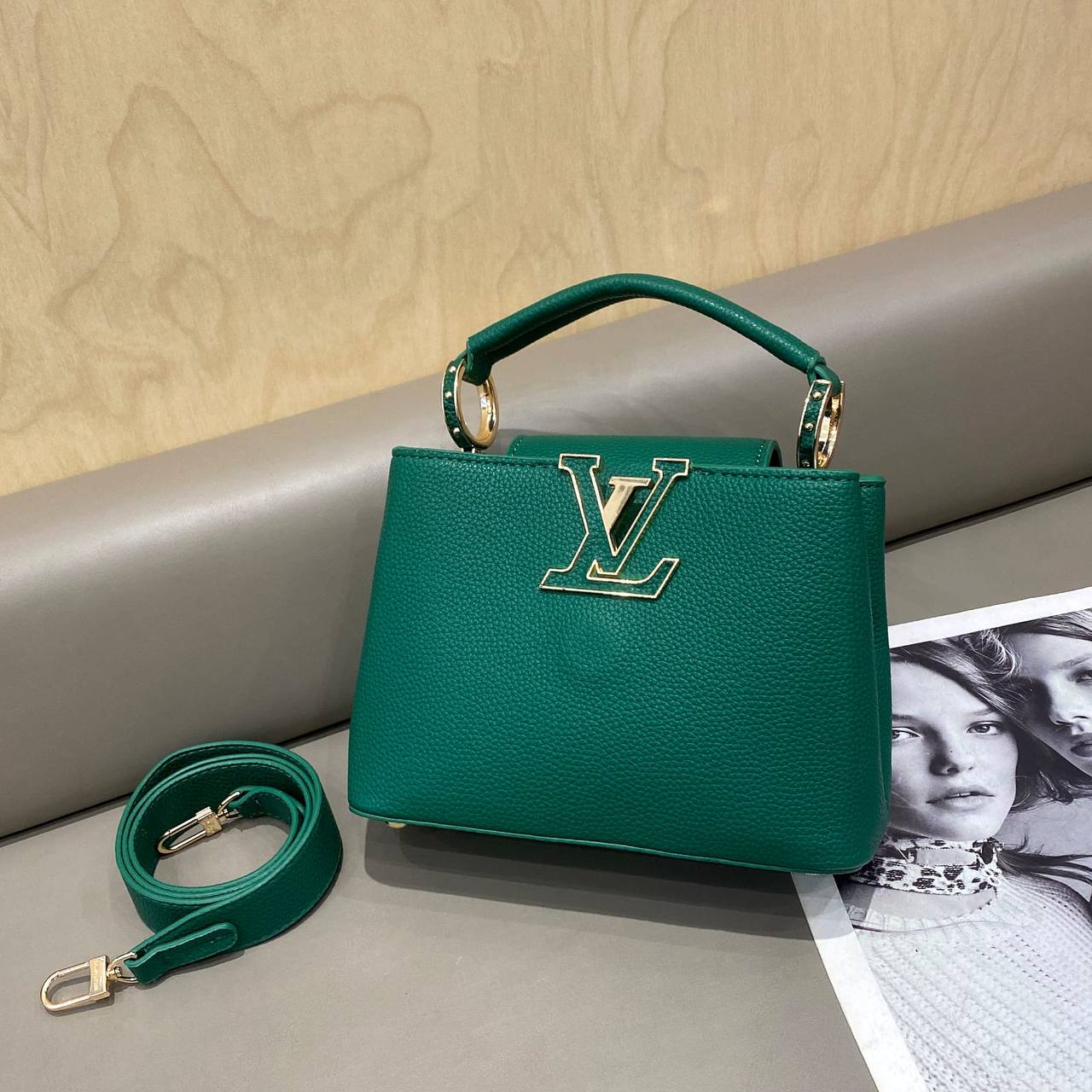 LV

120 dhs🇦🇪

with box🎁🎁🎁

Size 21cm

Zain161
♥️♥️♥️