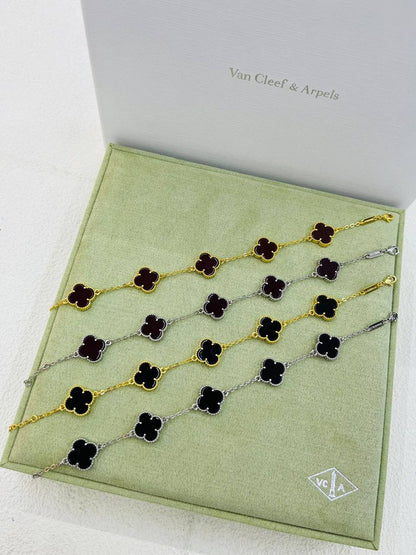 VCA❤️‍🔥*
Bracelet 🍁
Stainless Steel 💯
With black boxes 🗃️ 
20 dhs💓
With normal boxes 📦 
And paper bag🛍️
30 dhs💓

Zain216
♥️♥️♥️