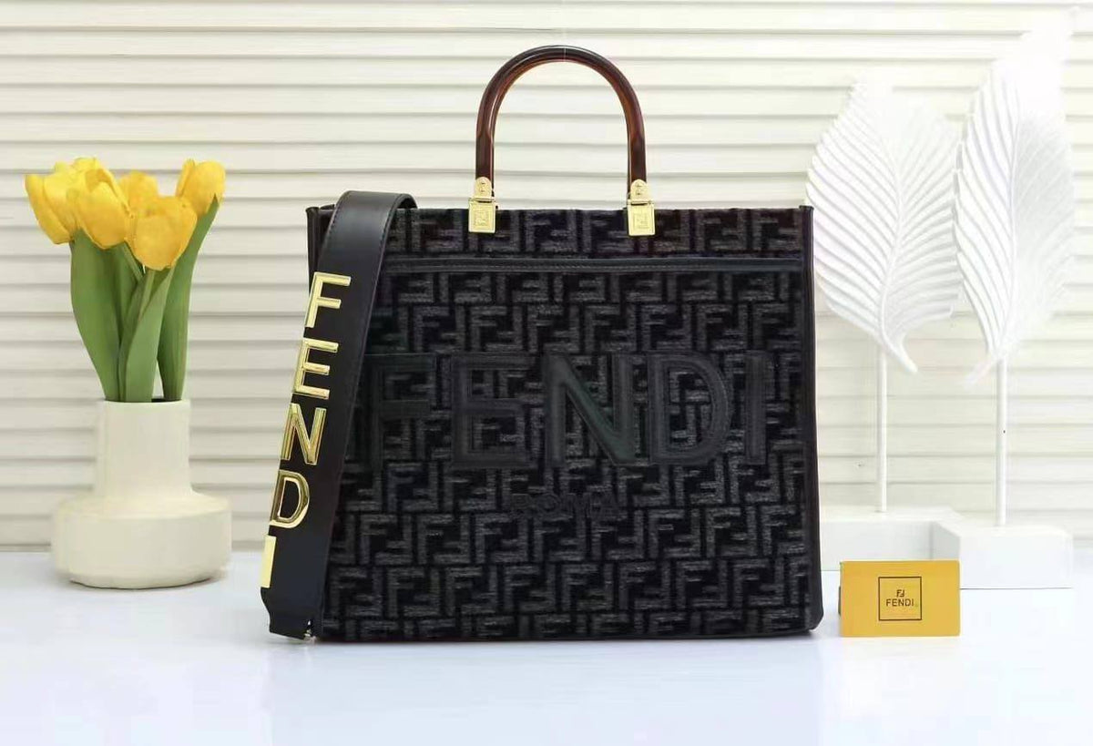 FENDI

Best quality 
without box

120 dhs🇦🇪🇦🇪

size 36CM

Zain290
♥️♥️♥️
