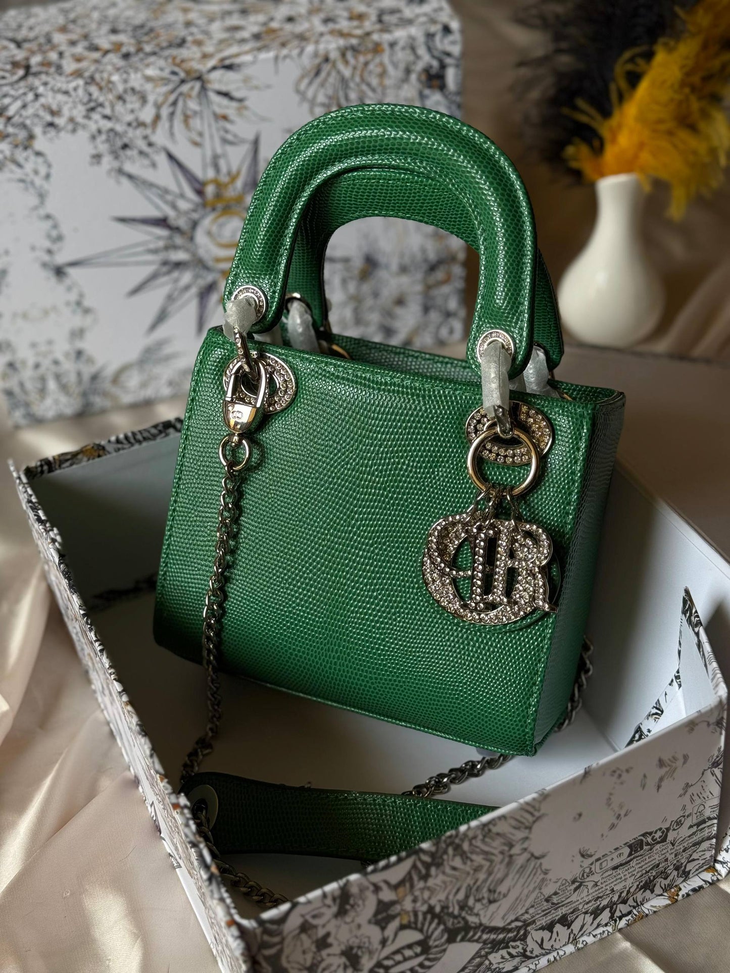 DIOR
17cm
340 dhs💓
Top quality 
With box🎁

Zain167
♥️♥️♥️