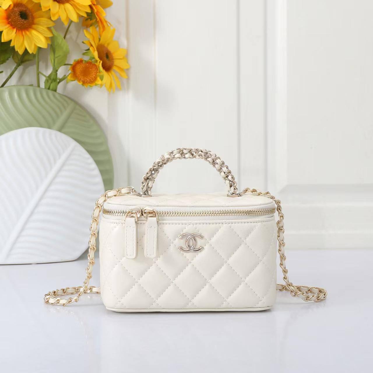 Chanel 
Best quality 

with box’s 
🎁🎁🎁

100 dhs✅
size 17 cm

Zain290
♥️♥️♥️