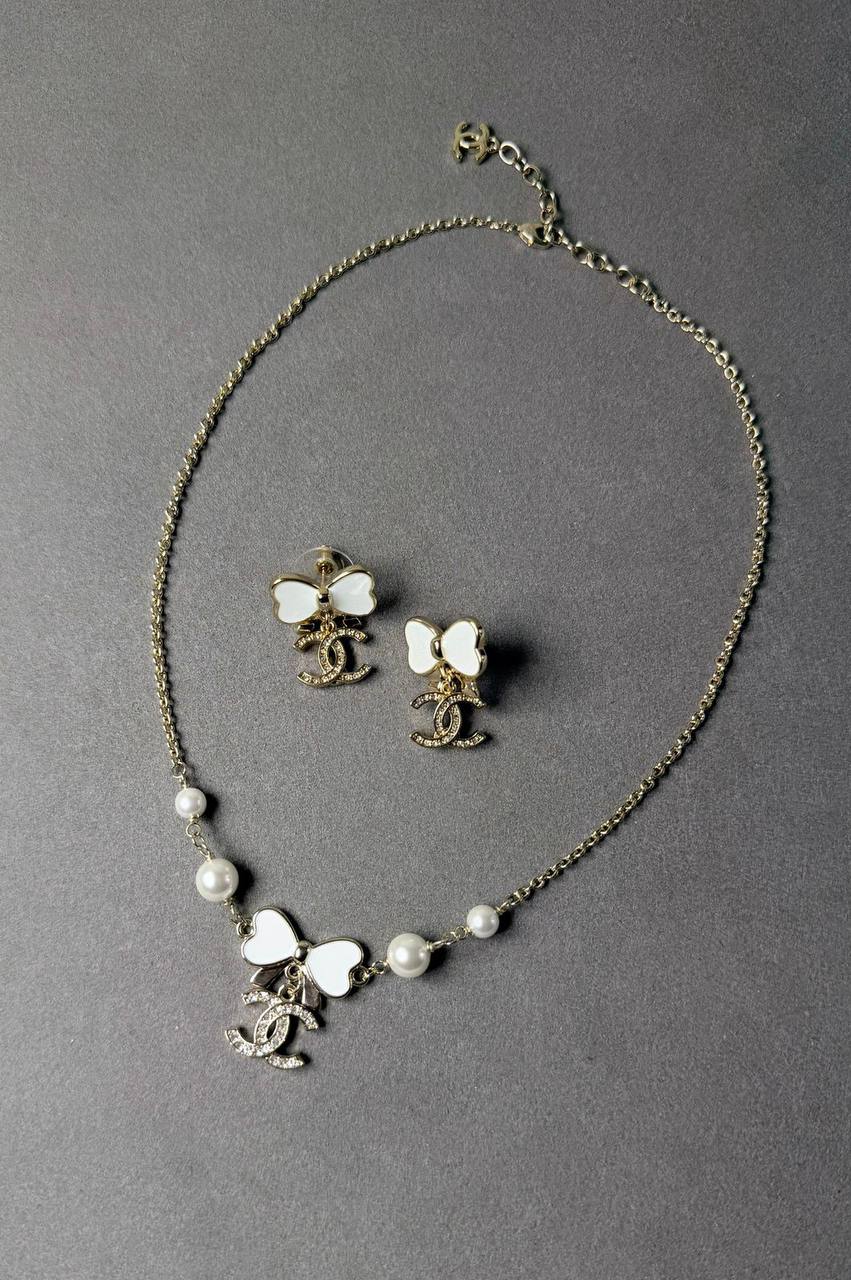 CHANEL*  🤍
* Earing & Choker (Necklace)
* Gold-Finish Metal with Stones
* ⁠↗️ *Super Master Quality ®️* 🫆
*170 dhs❤️* with *Normal* Box & Bag
*260 dhs❤️* with *Orignal* Packaging 🎁

Zain106
♥️♥️♥️