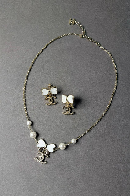 CHANEL*  🤍
* Earing & Choker (Necklace)
* Gold-Finish Metal with Stones
* ⁠↗️ *Super Master Quality ®️* 🫆
*170 dhs❤️* with *Normal* Box & Bag
*260 dhs❤️* with *Orignal* Packaging 🎁

Zain106
♥️♥️♥️