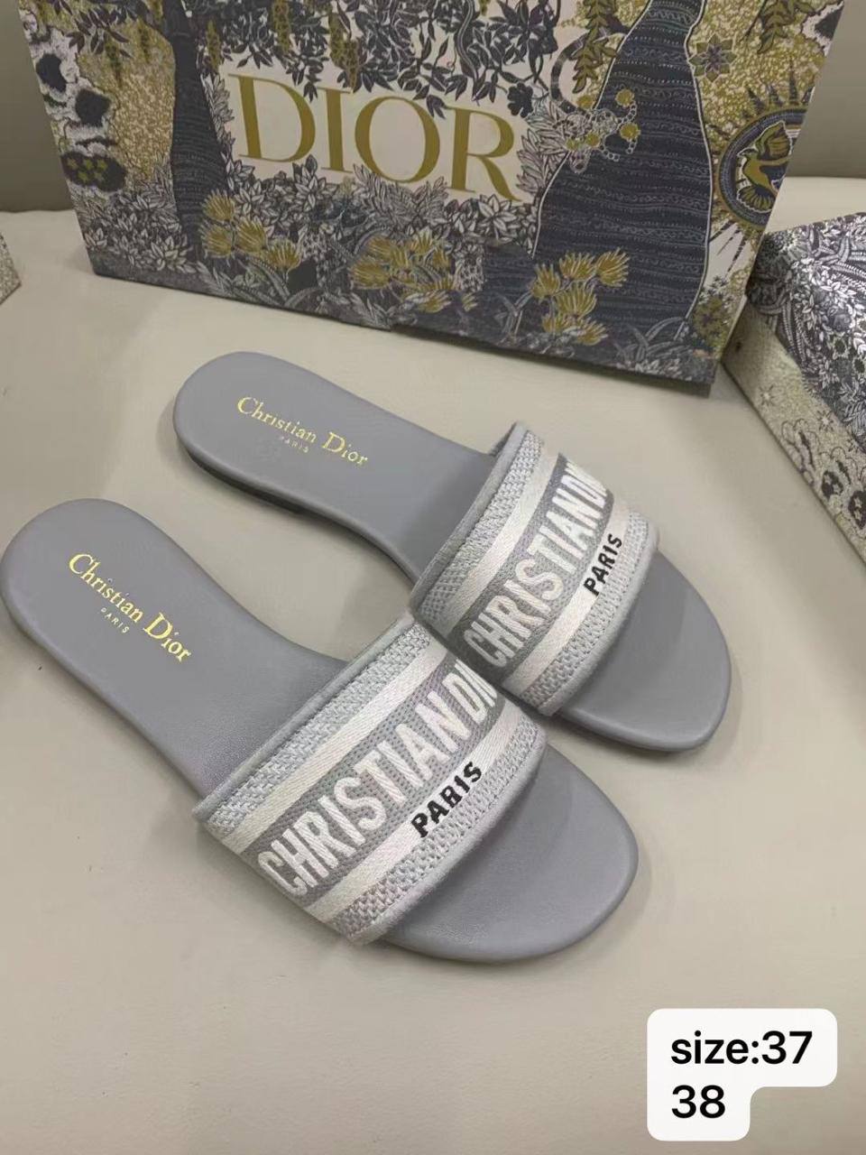 Dior  slipper
Size : 37-38
70 dhs💓

Zain115
♥️♥️♥️