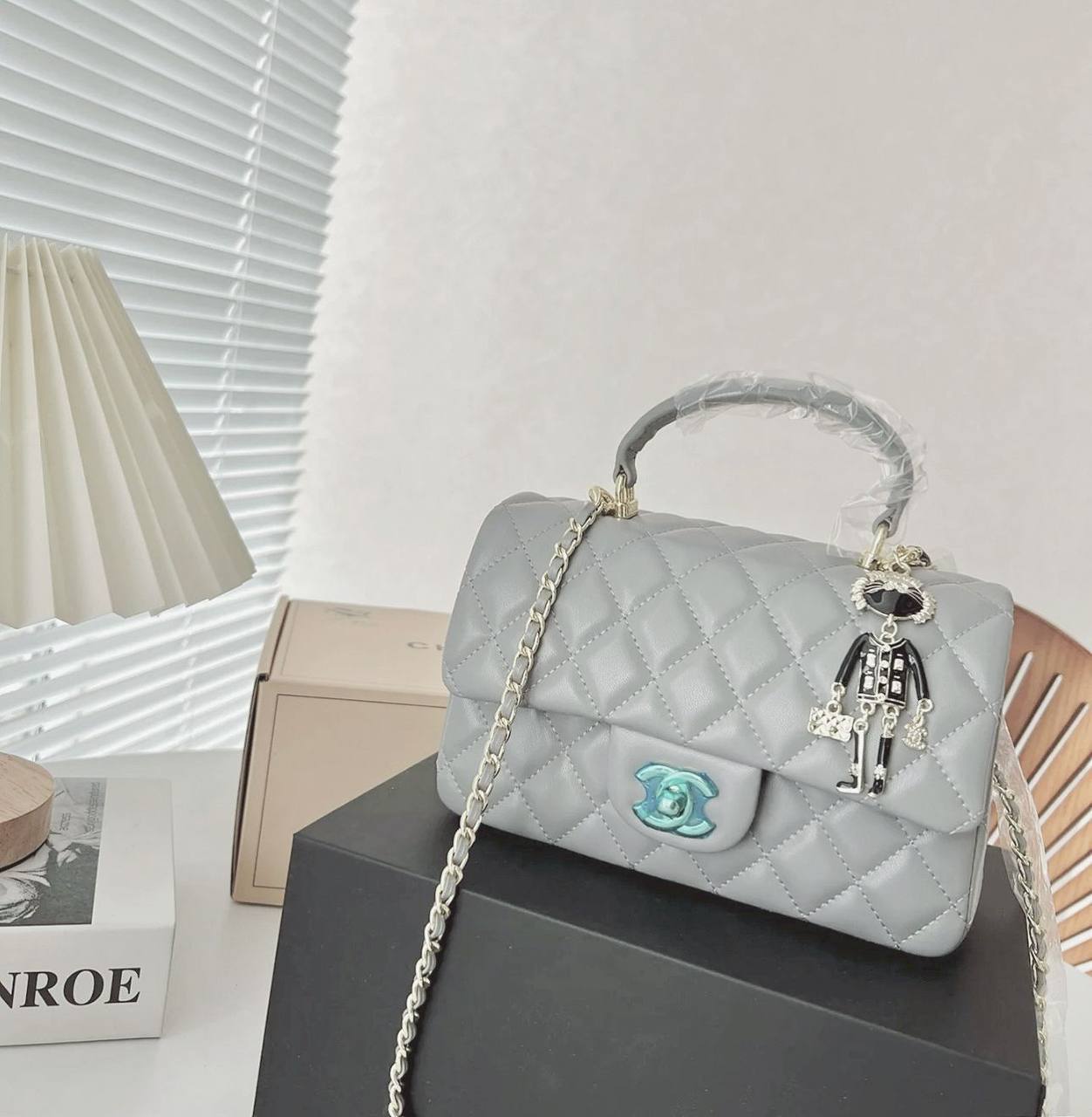 CHANEL

 NEW CAME GOOD QUALITY 
WITH BOX 
🎁🎁🎁

100 dhs🪙💕

Zain39
♥️♥️♥️