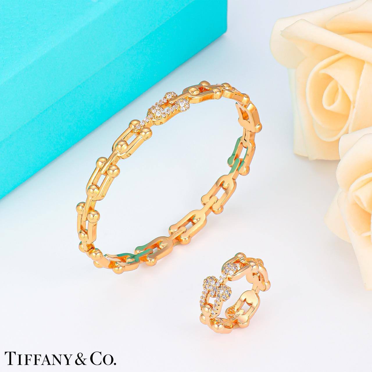 Tiffany ❤️‍🔥 *
Bangle 🍁
Ring 💍 size available 👇
6,7,8,9🔥

With normal boxes 📦 
90 dhs🪙🌨️

With master box 🗃️ 
130 dhs🪙🌨️

Zain216
♥️♥️♥️