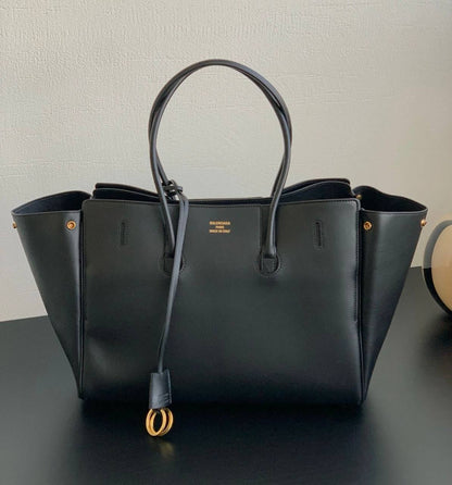 BALENCIAGA
 COPY ONE 
250 dhs🇦🇪

Zain39
♥️♥️♥️