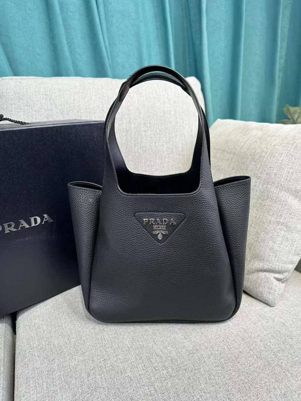 🎉 Offer 🎊  Prada / Bottega
Good quality 
Size : 25 * 22 cm
70 dhs🪙🌺
Limit Stock

Zain115
♥️♥️♥️
