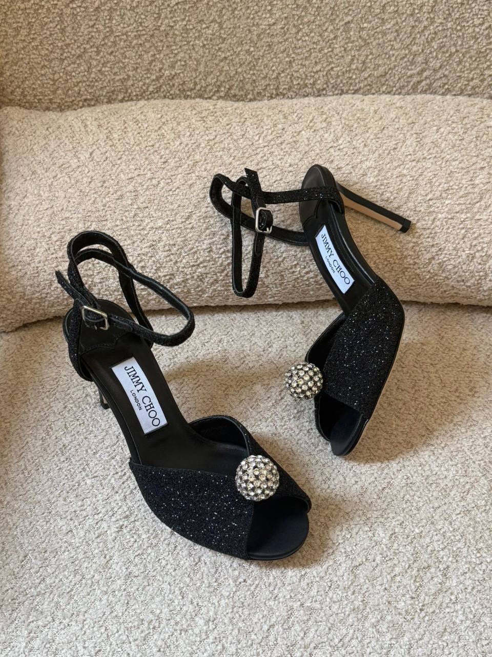 Jimmy Choo
✨ 𝐉𝐈𝐌𝐌𝐘 𝐂𝐇𝐎𝐎 ✨
✨ 𝐕𝐈𝐏 𝐐𝐮𝐚𝐥𝐢𝐭𝐲 ✨
✨ 𝐒𝐢𝐳𝐞𝐬: 𝟑𝟔 — 𝟒𝟏 ✨
450 dhs💓

Zain298
♥️♥️♥️